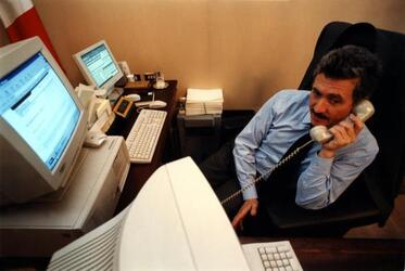 MASSIMO D ALEMA PRESIDENTE DEL CONSIGLIO NEL SUO UFFICIO A PALAZZO CHIGI computer