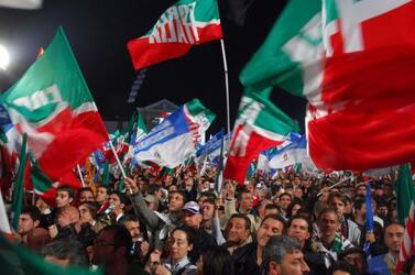 MANIFESTAZIONE CDL 2 12 2006 2 DICEMBRE 2006 PIAZZA SAN GIOVANNI FORZA ITALIA BANDIERE ALLEANZA NAZIONALE BANDIERE CONTRO FINANZIARIA