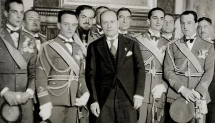 BENITO MUSSOLINI DUCE CON UFFICIALI AREONAUTICA ITALO BALBO PARTECIPANTI RAID AEREI FERRARIN CAPUZZI DE BERNARDI BACULA GUASCONE