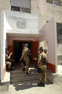 CONTINGENTE ITALIANO IN AFGHANISTAN MILITARI NATO CAMP INVICTA ISAF KABUL AFGHANISTAN