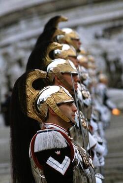 CORAZZIERI DURANTE UNA CERIMONI ALL ALTARE DELLA PATRIA