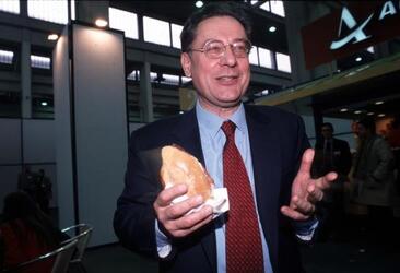 MASSIMO BRUTTI MENTRE MANGIA UN PANINO