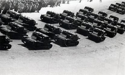 SFILATA DEI CARRIARMATI DELL ESERCITO ITALIANO IN VIA DEI FORI IMPERIALI FASCISMO