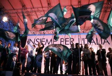 BANDIERE SUL PALCO ALLA MANIFESTAZIONE NAZIONALE DELL ULIVO