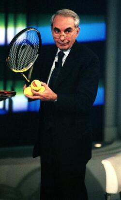 GIULIANO AMATO POLITICO MENTRE GIOCA A TENNIS SPORT