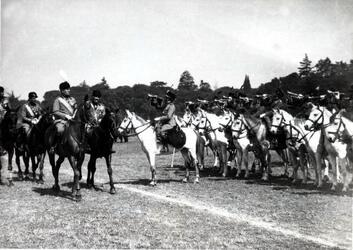 Benito Mussolini Duce dell Italia fascista a cavallo passa in rivista le truppe al Campo delle Cascine