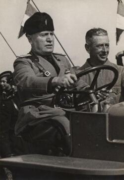 BENITO MUSSOLINI DUCE ALLA GUIDA DI UN NUOVO TRATTORE FIAT AL LINGOTTO TORINO 1937