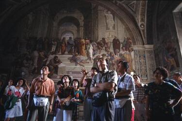 MUSEI VATICANI TURISTI TURISMO GIAPPONESI RAFFAELLO STANZA DELLA SEGNATURA