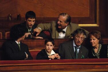 UMBERTO BOSSI CON LA MOGLIE E I FIGLI IN AULA DURANTE LA VOTAZIONE PER LA DEVOLUTION