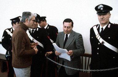 GUIDO GIANNETTINI AGENTE DEL SID CON FRANCO FREDA DURANTE UNA UDIENZA DEL PROCESSO ANNI 70 CARABINIERI