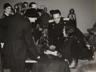 FASCISMO DONNE TESSILE SARTA DIVISA