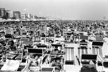 vacanze anni settanta turismo CALDO MARE SPIAGGIA TURISTI