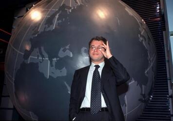 ENRICO MENTANA NELLO STUDIO DEL TG5 GIORNALISTA