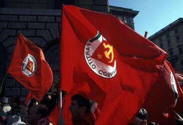 manifestazione bandiere rifondazione comunista