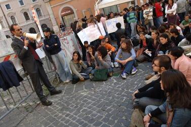 MANIFESTAZIONE SCUOLA LEZIONE DEI DOCENTI IN PIAZZA STUDENTI GIOVANI