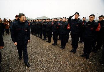 MASSIMO D ALEMA PRESIDENTE DEL CONSIGLIO IN KOSOVO VISITA TRUPPE MILITARI ITALIANI CARABINIERI 1999