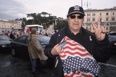 GIORGIO BRACARDI MANIF. A FAVORE DEGLI USA BANDIERA