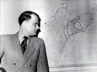 WALTER REDER maggiore delle SS MANDANTE DELLA STRAGE DI MARZABOTTO NEL 1944 1951 DAVANTI LA CARTINA DI MARZABOTTO