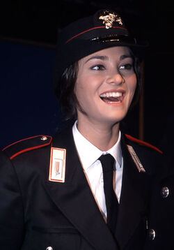 Manuela Arcuri attrice in divisa da carabiniere