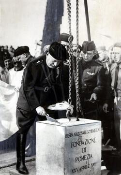 Benito Mussolini Duce dell Italia fascista posa la prima pietra alla cerimonia per la fondazione di Pomezia