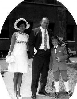 Francesco Storace con i suoi genitori giovane