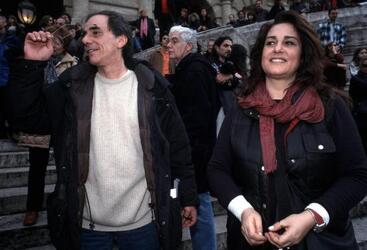 ROBERTO VECCHIONI CON DARIA COLOMBO AL GIROTONDO INTORNO AL PALAZZO DI GIUSTIZIA