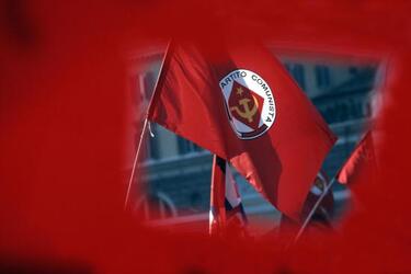 manifestazione bandiere rifondazione comunista