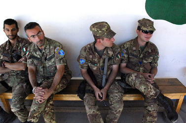 CONTINGENTE ITALIANO IN AFGHANISTAN MILITARI NATO CAMP INVICTA ISAF KABUL AFGHANISTAN