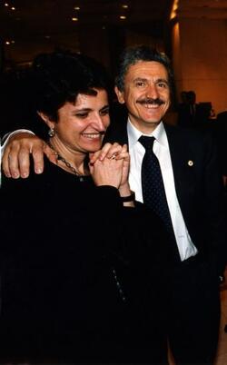 MASSIMO D ALEMA POLITICO DS PRESIDENTE DEL CONSIGLIO CON LA MOGLIE LINDA GIUVA