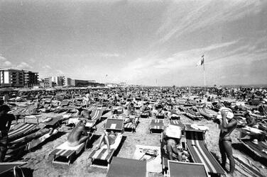 vacanze anni settanta turismo CALDO MARE SPIAGGIA TURISTI