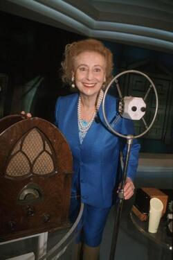 ELETTRA MARCONI CON LA RADIO