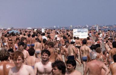 RICCIONE ESTATE TURISMO TURISTI SPIAGGIA SPIAGGE BAGNANTI MARE COSTUME ANNI 80 RICCIONE ESTATE TURISMO TURISTI SPIAGGIA SPIAGGE BAGNANTI MARE COSTUME ANNI 80