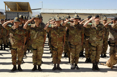 CONTINGENTE ITALIANO IN AFGHANISTAN MILITARI NATO CAMP INVICTA ISAF KABUL AFGHANISTAN