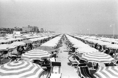 vacanze anni settanta turismo MARE SPIAGGIA CALDO OMBRELLONI TURISTI