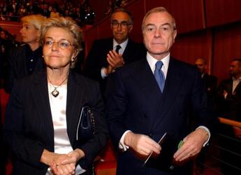Gianni Letta con la moglie Maddalena alle loro spalle Franco Carraro