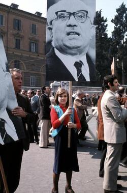 MANIFESTAZIONE DELLA DEMOCRAZIA CRISTIANA CON AMINTORE FANFANI CONTRO IL DIVORZIO bandiere