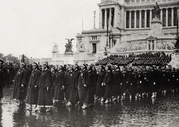 TRENTENNALE DELLA VITTORIA DELLA PRIMA GUERRA MONDIALE CROCEROSSINE IN PIAZZA VENEZIA FASCISMO
