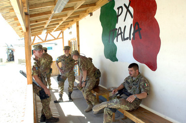 CONTINGENTE ITALIANO IN AFGHANISTAN MILITARI NATO CAMP INVICTA ISAF KABUL AFGHANISTAN
