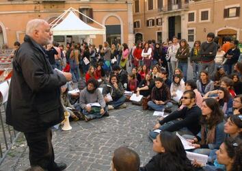 MANIFESTAZIONE SCUOLA LEZIONE DEI DOCENTI IN PIAZZA STUDENTI