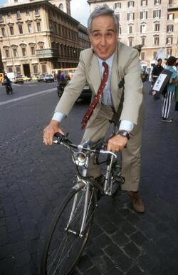 FULCO PRATESI AMBIENTALISTA WWF BICICLETTA