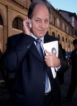 ANTONIO TOMASSINI CON IL CELLULARE