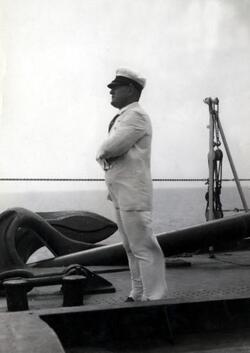Benito Mussolini Duce dell Italia fascista passa in rivista gli equipaggi delle navi che hanno preso parte alle esercitazioni navali a Gaeta