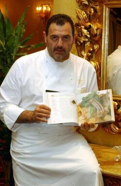 GIANFRANCO VISSANI CON IL SUO LIBRO