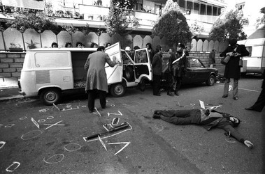 14 dicembre 1976 Agguato terroristico ad Alfonso Noce capo del nucleo antiterrorismo della Questura di Roma da parte dei NAP Nuclei Armati Proletari Il luogo dell attentato A terra il terrorista Martino Zicchitella ucciso durante l att