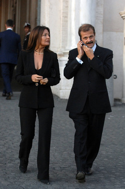 GIAMPIERO MASSOLO AMBASCIATORE CON MOGLIE