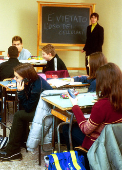 SCUOLA MEDIA CELLULARI TELEFONIA MOBILE TELEFONINO TELEFONINI IN UNA CLASSE DURANTE LE LEZIONI GIOVANI studenti
