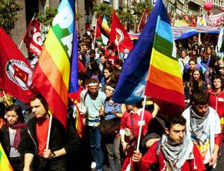 manifestazione per la pace BANDIERE rifondazione comunista