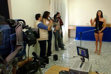 PROVINO MEDIASET VELINE STRISCIA LA NOTIZIA STUDI DE PAOLIS