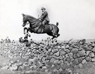 GABRIELE D ANNUNZIO poeta A CAVALLO