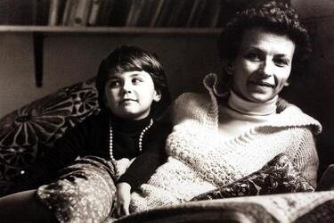 ANNI SETTANTA CON SUA FIGLIA ADOTTIVA AURORA EMMA BONINO POLITICA GIOVANE